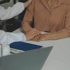 Обложка курса 'Психологическое сопровождение в контексте онкологических заболеваний и жизненных кризисов'