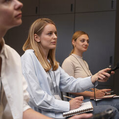 Обложка курса 'Коммуникационные стратегии: внутренняя культура и публичные выступления'