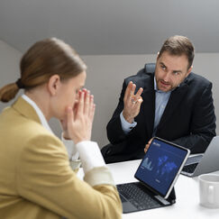 Обложка курса 'Психология восприятия и работа с возражениями в продажах и переговорах'