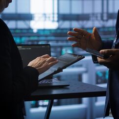 Обложка курса 'Цифровая грамотность, кибербезопасность и управление изменениями в современном бизнесе'