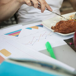 Обложка курса 'Анализ рынка и продуктовая стратегия'