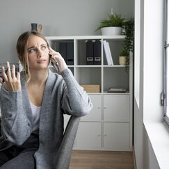 Обложка курса 'Психологические аспекты телефонного консультирования: принципы, вызовы и профилактика эмоционального выгорания'