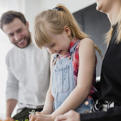 Обложка курса 'Эмоциональное благополучие детей: работа с родительским отвержением и поддержка семей с больным ребенком'