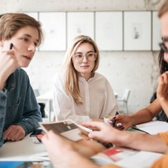 Обложка курса 'Эффективная коммуникация с подростками: от вопросов к аргументации'
