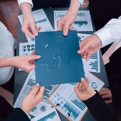 Обложка курса 'Разработка и внедрение эффективного руководства по корпоративным коммуникациям'