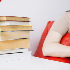 Обложка курса 'Эмоциональное благополучие, учебная мотивация и адаптация учащихся: современные вызовы и педагогические решения'