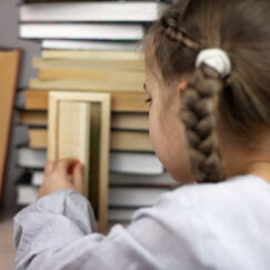 Обложка курса 'Методика анализа текста и развитие смыслового чтения на уроках литературного чтения в начальных классах'