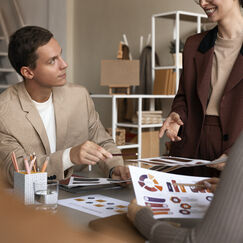 Обложка курса 'Комплексный подход к построению сильного бренда: коммуникации, PR и визуальная идентичность'