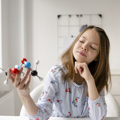 Обложка курса 'Развитие нервной и эндокринной систем у детей: этапы, механизмы и особенности'