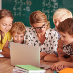 Обложка курса 'Девиантология и технологии психолого-социальной помощи несовершеннолетним'