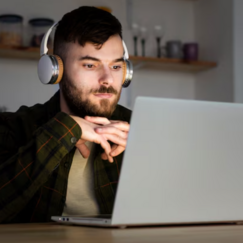 Обложка курса 'ИИ и онлайн-безопасность: риски, модерация и ответственность'