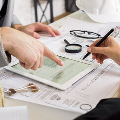 Обложка курса 'Договорное право в сфере страхования и финансовых услуг'