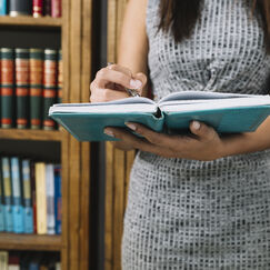 Обложка курса 'Правовые, экономические и управленческие основы деятельности библиотек'