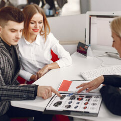 Обложка курса 'Клиенты-продавцы – стратегии и инструменты для создания системы совместных продаж'