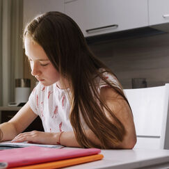 Обложка курса 'Сочинение-описание по картинам В.М. Васнецова "Богатыри" и И.И. Шишкина "Утро в сосновом лесу"'