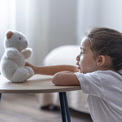 Обложка курса 'Детская тревожность и психическое здоровье: диагностика и практические инструменты помощи'