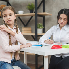 Обложка курса 'Психологическая помощь и диагностика детей в кризисных ситуациях'