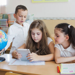 Обложка курса 'Современные подходы к организации образовательного процесса и оцениванию в начальной школе в условиях реализации ФГОС НОО'