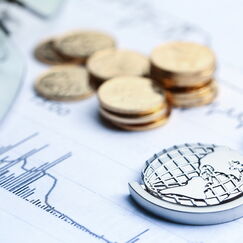 Обложка курса 'Введение в экономическую теорию и макроэкономику'