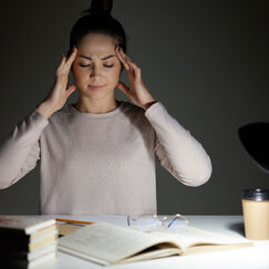 Обложка курса 'Управление тревожностью и повышение эффективности мозга'