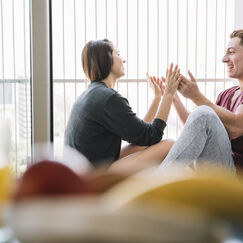 Обложка курса 'Гостинг и эмоциональная грамотность в отношениях'