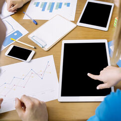 Обложка курса 'Стратегии работы с аудиторией и контентом'