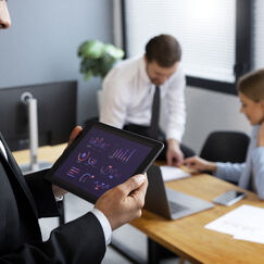 Обложка курса 'Управление AI в организации: риски, внедрение и корпоративные практики'