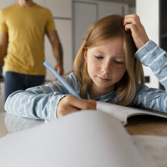 Обложка курса 'Эмоциональные расстройства у детей и подростков: факторы риска, проявления и стратегии поддержки'