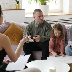 Обложка курса 'Семейная психология и детско-родительские отношения'