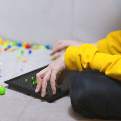 Обложка курса 'Особенности развития и обучения детей с расстройством аутистического спектра'