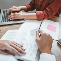 Обложка курса 'Профессиональные коммуникации: создание продающих текстов и деловых писем'