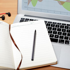 Обложка курса 'Разработка аналитического контента: методики поиска идей, создания статей и рецензий'