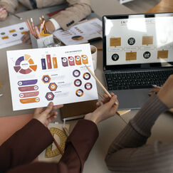 Обложка курса 'Маркетинговые исследования и рекламные коммуникации'