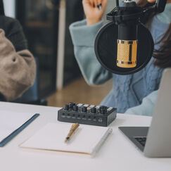 Обложка курса 'Основы создания контента: подкасты и тексты для социальных сетей'