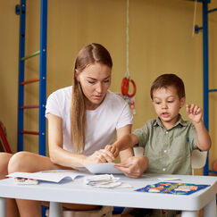 Обложка курса 'Развитие и сопровождение дошкольников с нарушениями опорно-двигательного аппарата и детским церебральным параличом'