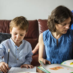 Обложка курса 'Речь и психология детей дошкольного возраста: проективные методики коррекции заикания и особенности семейного воспитания'