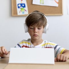 Обложка курса 'Память и внимание в цифровую эпоху: как помочь ребёнку учиться эффективно'