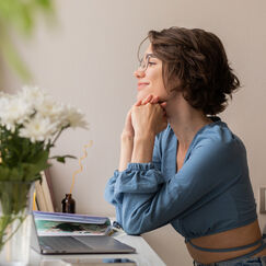 Обложка курса 'Как понять себя и перестать мешать себе жить'