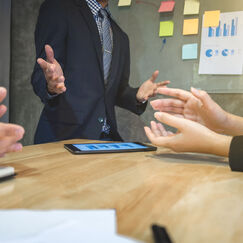 Обложка курса 'Эффективные коммуникации в организации: управление конфликтами и переговорными процессами'