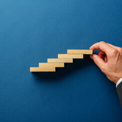 Обложка курса 'Как построить карьеру: шаги к профессиональному успеху'