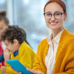 Обложка курса 'Профессиональная адаптация и развитие педагогического мастерства в образовательной среде'