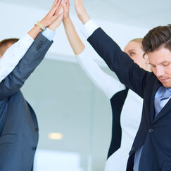 Обложка курса 'Эффективное лидерство: коммуникация, управление и разрешение конфликтов в рабочей среде'