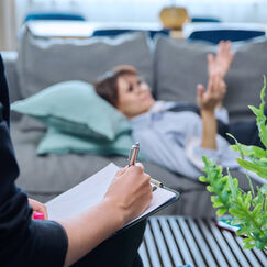 Обложка курса 'Основы и практика когнитивно-поведенческой терапии'