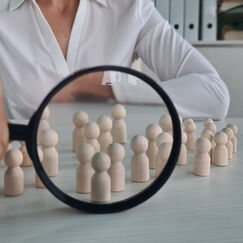 Обложка курса 'Управление персоналом: от проверки кандидатов до решения внутренних проблем'