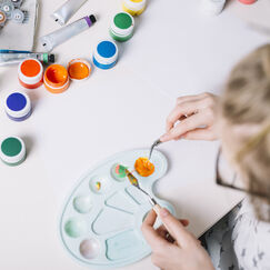 Обложка курса 'Методики обучения и развития художественного творчества в дошкольном возрасте'