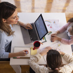 Обложка курса 'Конструктивное взаимодействие с родителями: стратегии для педагогов'