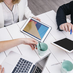 Обложка курса 'Комьюнити-менеджмент и медиакоммуникации: стратегии формирования и продвижения бизнес-сообществ'