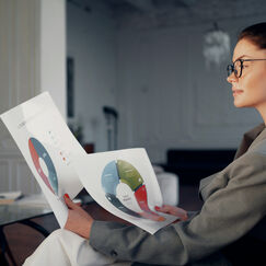 Обложка курса 'Развитие бизнеса через маркетинговые исследования и визуальное продвижение'