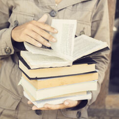 Обложка курса 'Мастера русской литературы: философия и образы в произведениях Н.В. Гоголя, К.Г. Паустовского и Ф.И. Тютчева'