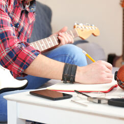 Обложка курса 'Музыка - занятия для начинающих: работа над техникой игры'